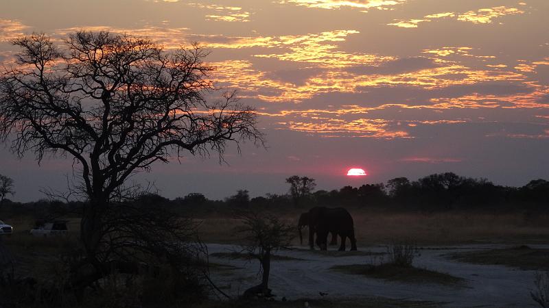 20161007_191925.JPG - 7.10. Sunset bei Third Bridge Campsite, Moremi GR, Okavanga Delta