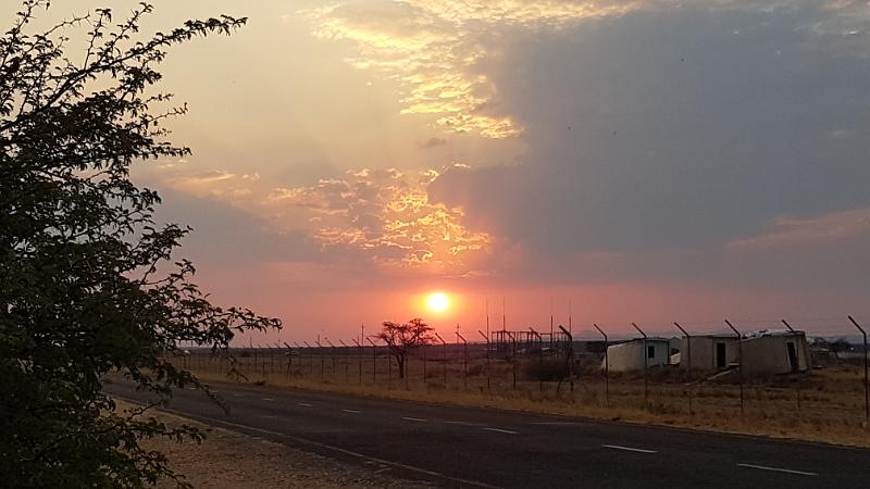 20161015_184214.jpg - 15.10. Letzter afrikanischer Sonnenuntergang am Aiport Windhoek